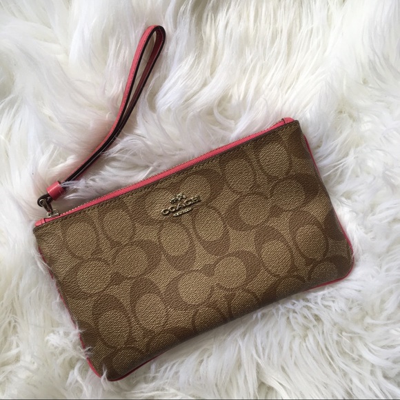 Coach Handbags - FINAL PRICE ‼️ Coach Wristlet in Signature Canvas